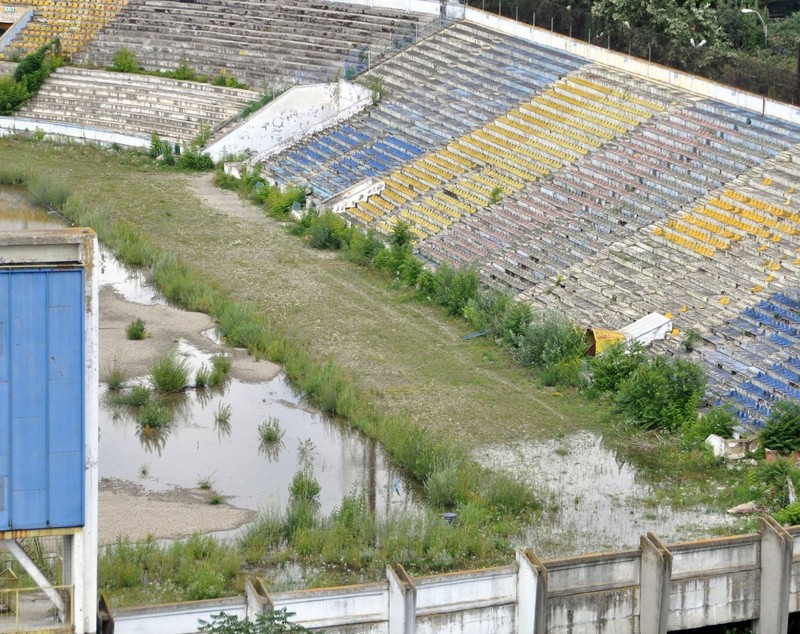 Stadionul din Bacău, orașul în care s-a născut șeful FRF, arată ca după bombardament / GALERIE FOTO