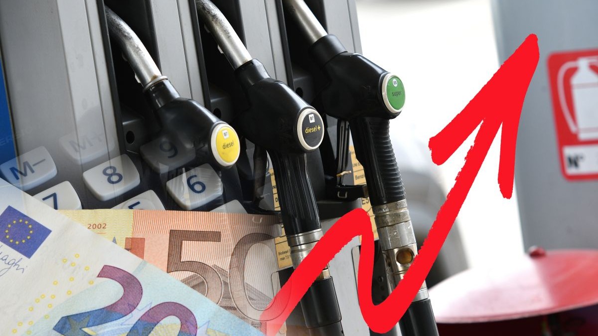 Pompe de benzină la o benzinărie cu bancnote euro, peste care sunt suprapuse bancnote de euro și o săgeată roșie în sus, reprezentând conceptul de creștere a prețurilor.