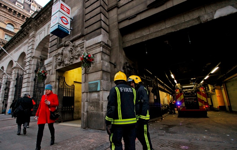 Un tren a luat foc în Londra. Gara Victoria a fost evacuată