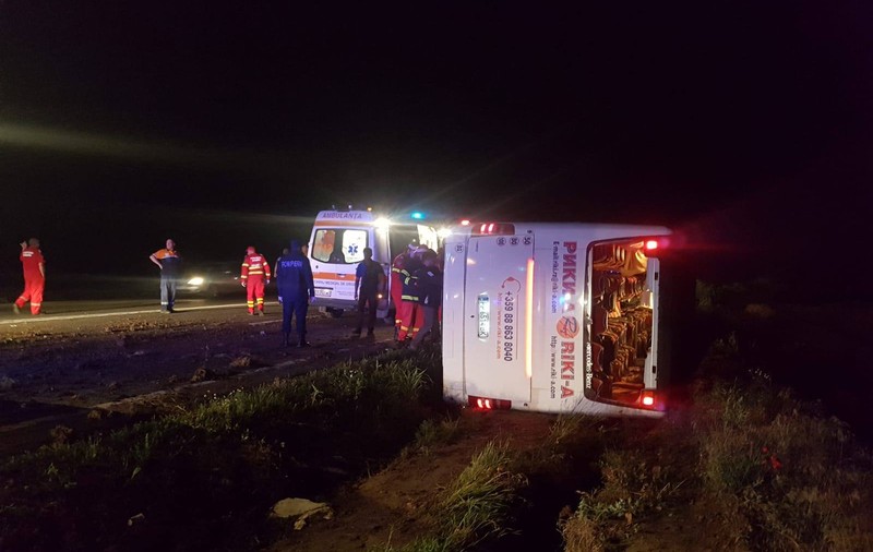 Un autocar cu 60 de pasageri s-a răsturnat în județul Constanța. A fost activat Planul Roșu de Intervenție