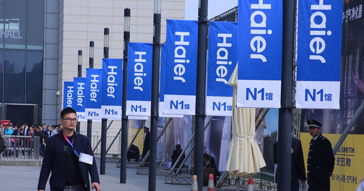 Grupul chinez Haier va construi o fabrică de frigidere în județul Prahova. Investiția este de 53 de milioane de euro. Steaguri cu logo-ul Haier