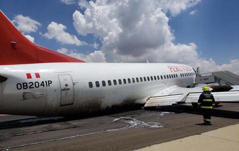 FOTO | Incident aviatic grav: Un avion s-a izbit de pistă, după ce roțile au cedat la aterizare. 120 oameni se aflau la bord