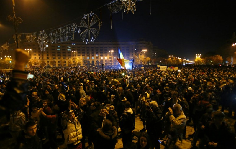 UPDATE | 35.000 de oameni au PROTESTAT pentru a doua zi consecutiv în București, alte zeci de mii s-au adunat în marile orașe