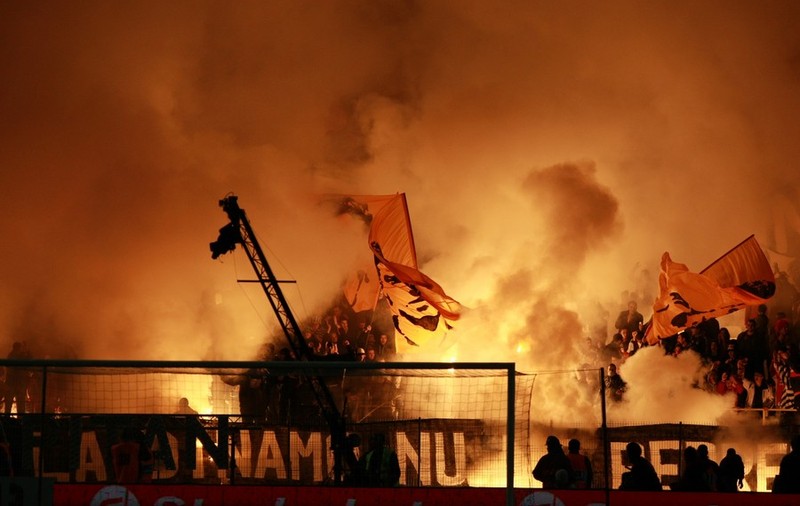 Torţe şi fumigene aruncate în teren la meciul Dinamo - Steaua 