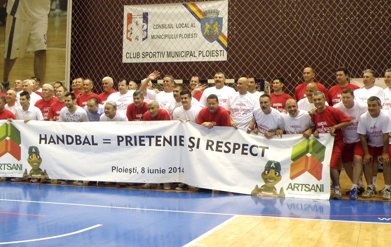 FOTO: Foste glorii ale handbalului s-au duelat la Ploieşti