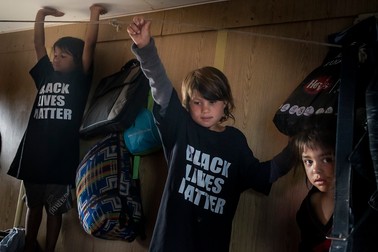 Copiii de pe groapa de gunoi poartă tricouri cu mesajul “Black Lives Matter” | Foto: Mugur Vărzariu