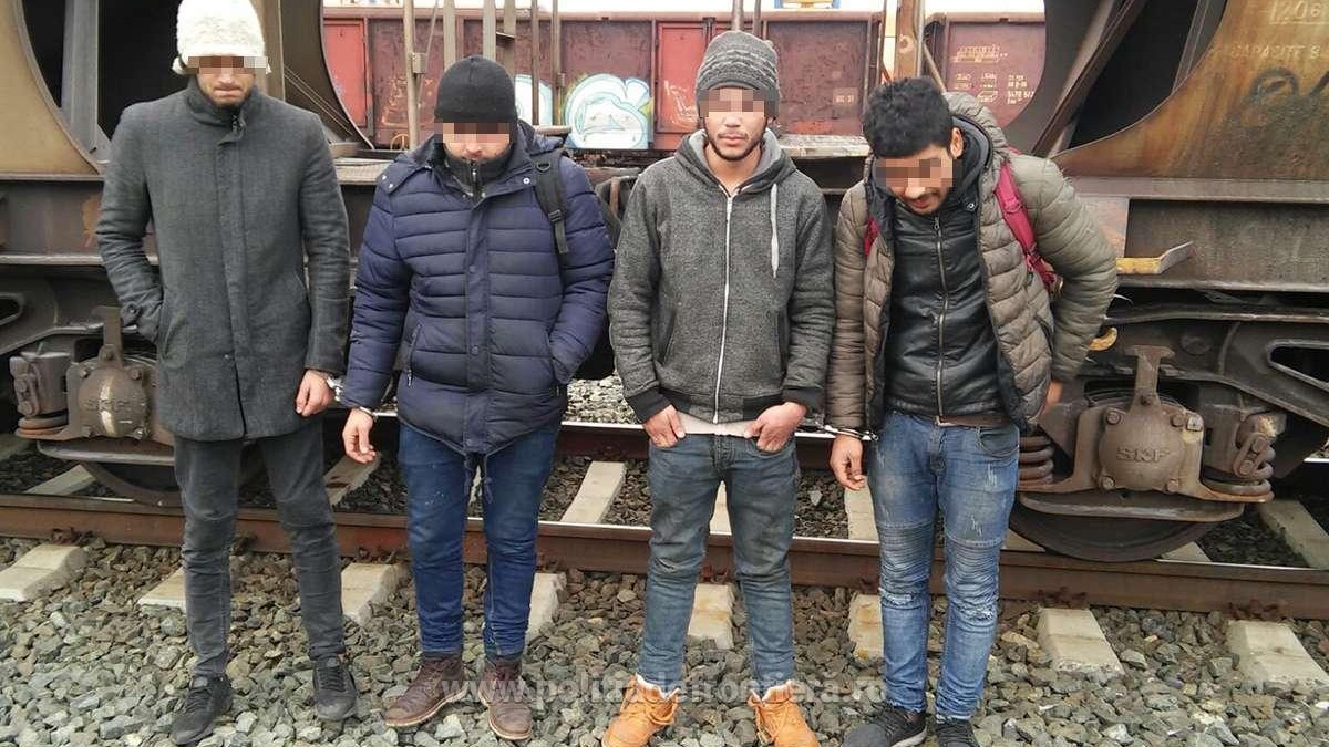 Trei libieni și un marocan ascunşi sub mașinile de pe platforma unui tren internaţional, depistaţi la frontieră