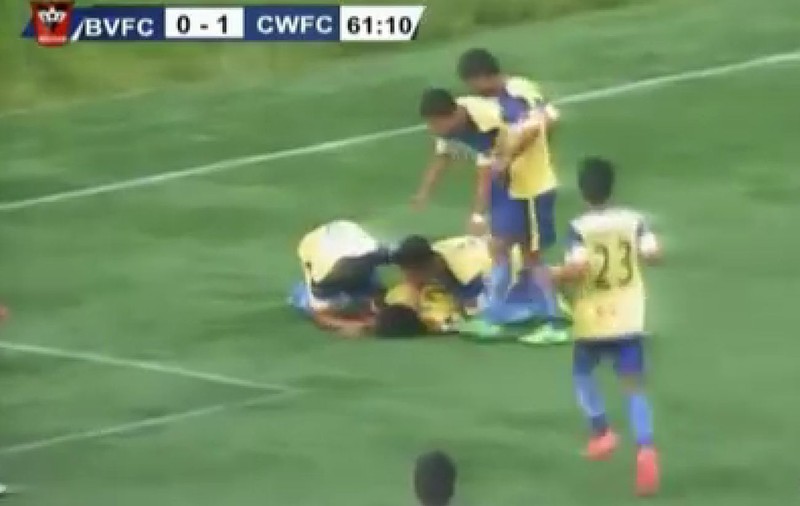 BUCURIA i-a fost FATALĂ. Un fotbalist a murit după ce a căzut în cap, în timp ce SĂRBĂTOREA un gol! VIDEO