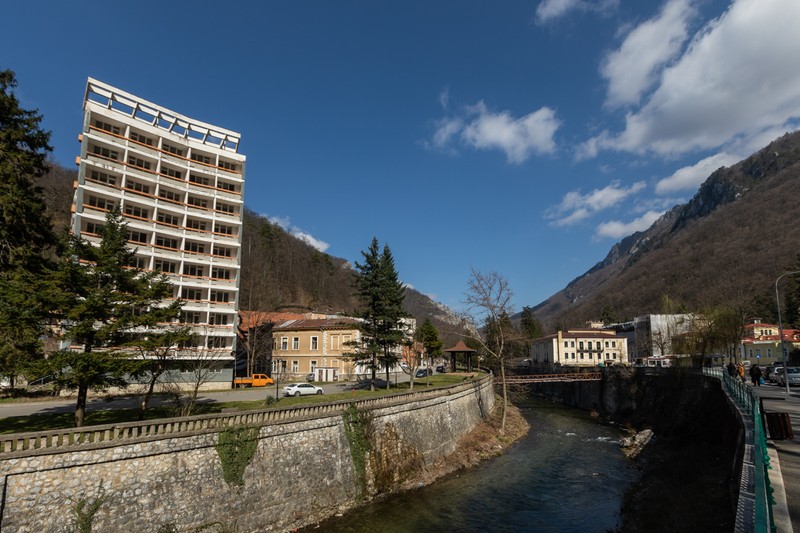 Orașul și stațiunea Băile Herculane întâmpină turiștii cu hoteluri ponosite și clădiri istorice în pericol de prăbușire
