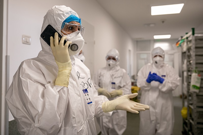 Medicul Dobrescu vorbeşte cu ruda unui pacient