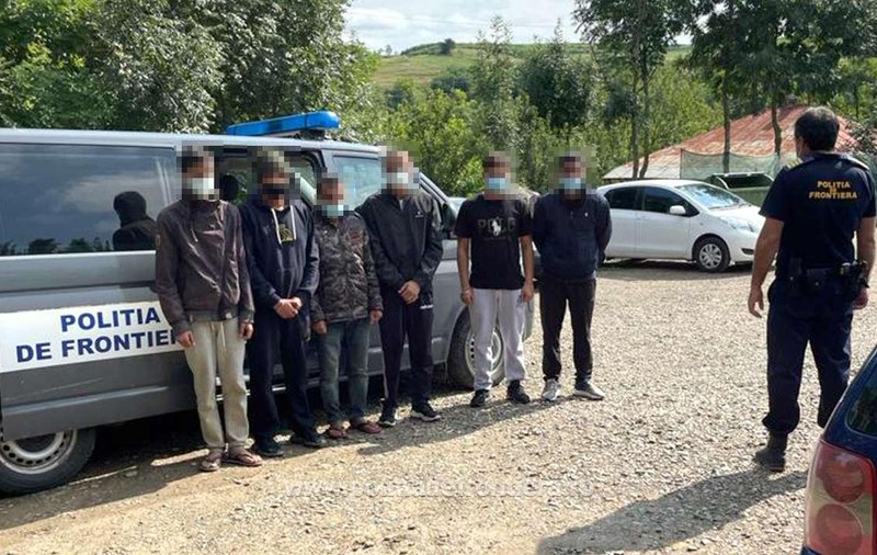 Un şofer de TIR care aştepta la frontiera Nădlac a descoperit că are migranţi ascunşi în remorcă