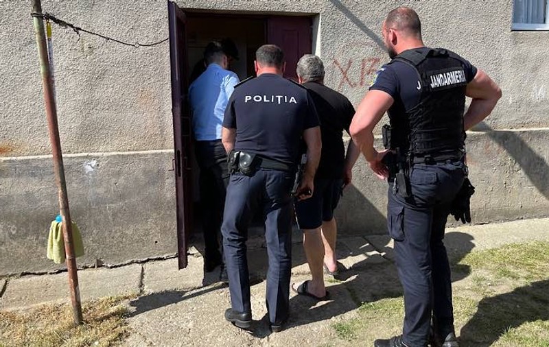Schelet uman, găsit în subsolul unui bloc din județul Bihor, într-o boxă ce nu a mai fost deschisă de 10 ani