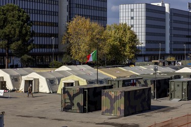 Un spital militar de campanie a fost ridicat în Cosenza, Calabria, pentru a ajuta sistemul sanitar din regiune să facă față crizei COVID FOTO: Profimedia