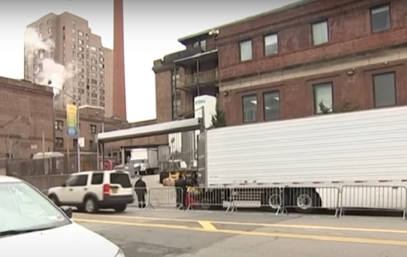 Zeci de cadavre au fost descoperite pe o stradă din New York, în camioane frigorifice. Trecătorii s-au plâns de miros