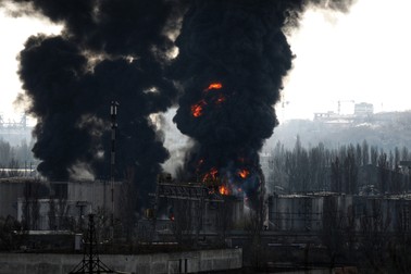 Fumul se ridică deasupra rafinăriei din Odesa, bombardată de ruși | Foto: Profimedia