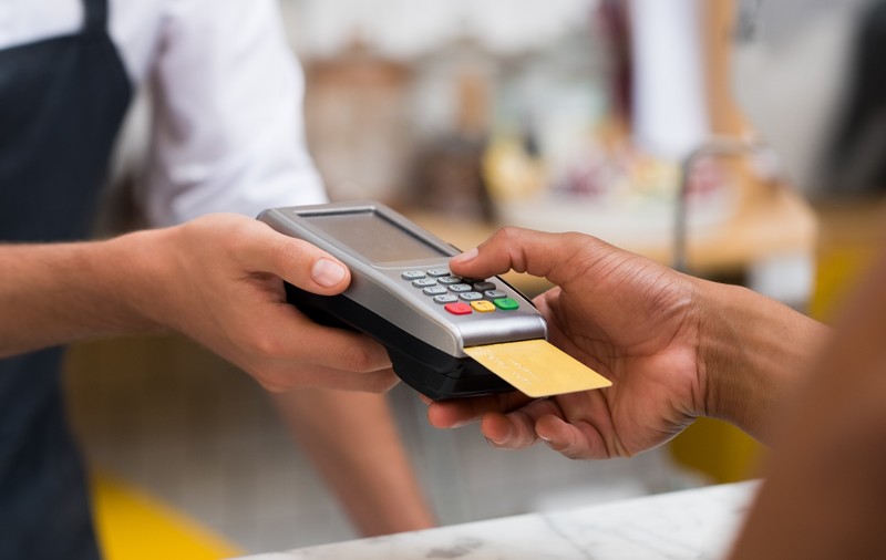 Cinci trucuri pentru a economisi bani atunci când plătești cu cardul în străinătate