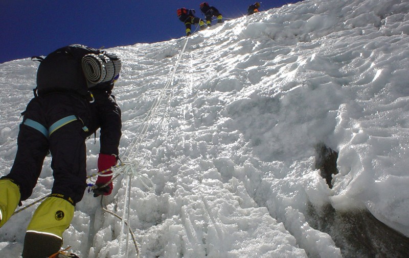 Urcarea pe Everest a devenit atât de aglomerată, încât Nepalul deschide 100 de vârfuri montane noi pentru alpiniști