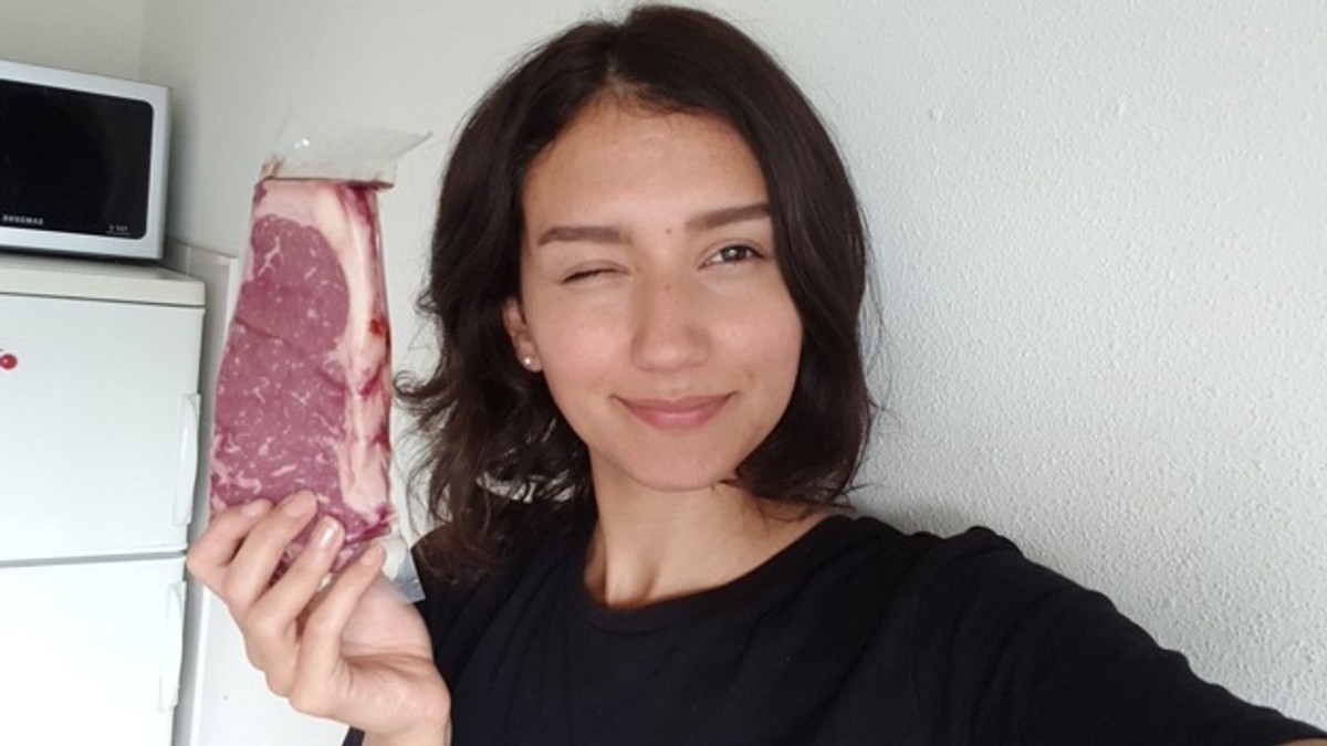 Kasumi Kriss a fost vegetariană timp de patru ani, dar a reintrodus carnea în dietă. Imagine cu bloggerița și o bucată de carne