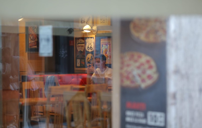 FOTO | Cum a arătat prima zi în care s-au redeschis restaurantele. Clienții preferă să stea afară, pe terase