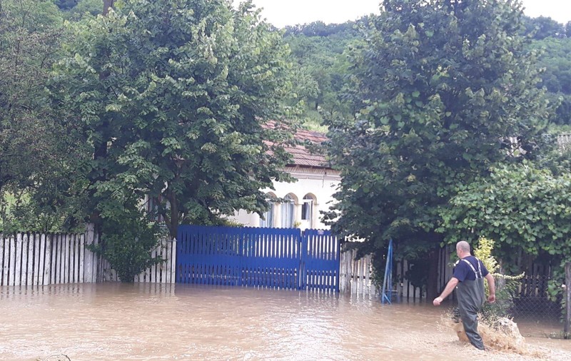 Inundații în Argeș și alte 10 județe. Zeci de gospodării, invadate de ape