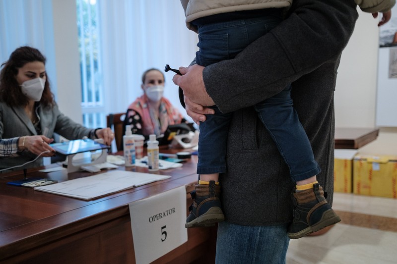 Adrian, 37 de ani, votează la Ambasada României la Berlin
