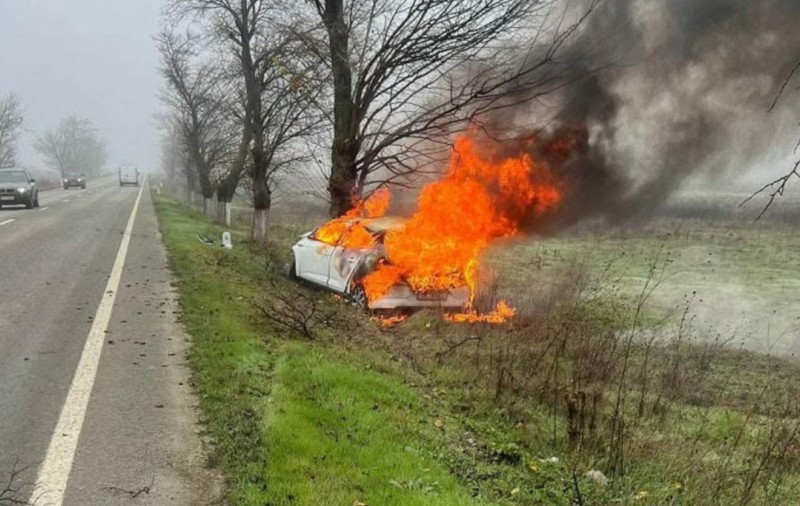 Un tânăr a intrat cu mașina într-un copac pe DN 65 și a murit. Automobilul s-a făcut scrum