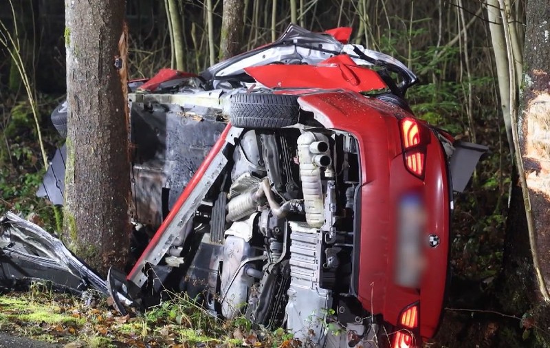 BMW catapultat 15 metri în aer a aterizat fără plafon între doi copaci, în Germania. Șoferul de 18 ani a murit pe loc