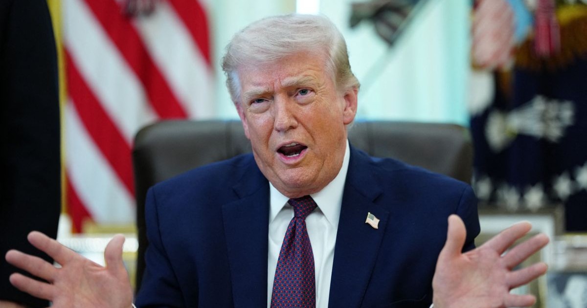 Donald Trump vorbește în cadrul unei conferințe la Casa Albă gesticulând cu ambele mâini, Washington DC, SUA, 31 martie 2026