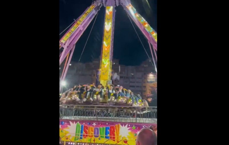 Imagini în care se vede când cade o bucată dintr-o tiribombă, în timpul funcţionării, când învârtea zeci de tineri