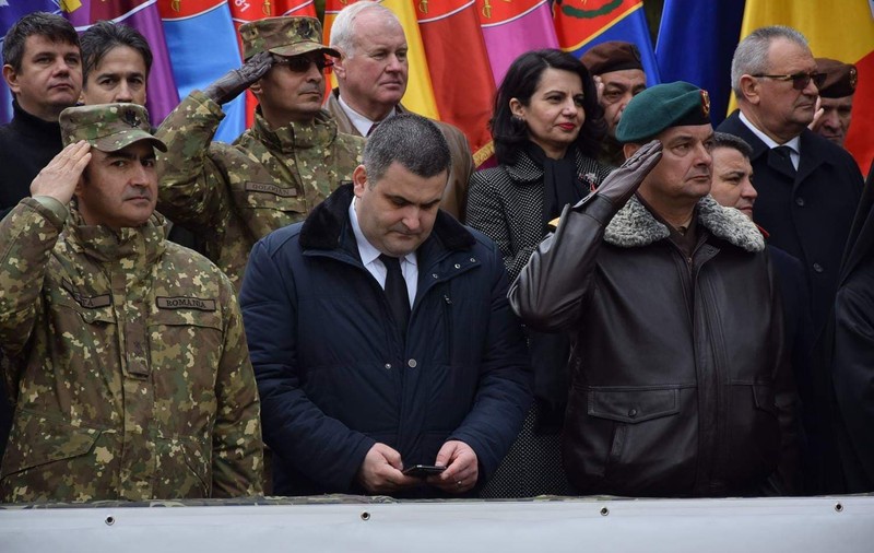 FOTO | Ministrul Apărării, Gabriel Leş, și-a verificat telefonul în timp ce militarii întorşi din Afganistan îi dădeau onorul