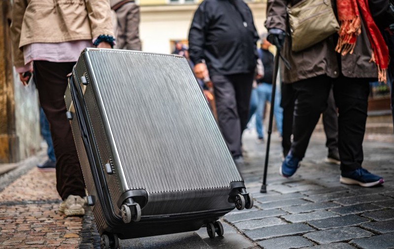 Un deținut din Franța a evadat ca-n filme, îndesat într-o geantă, ascuns printre hainele colegului de celulă