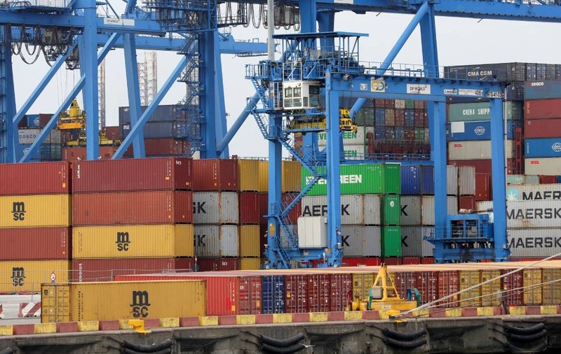 Containere și nave comerciale într-un port, ilustrând schimburile de mărfuri dintre România și Brazilia. Sursă foto: Shutterstock