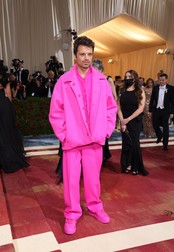 epa09923506 Sebastian Stan on the red carpet for the 2022 Met Gala, the annual benefit for the Metropolitan Museum of Art's Costume Institute, in New York, New York, USA, 02 May 2022. The event coincides with the Met Costume Institute's 'In America: An Anthology of Fashion' which opens 05 May 2022 concludes 05 September 2022. EPA-EFE/JUSTIN LANE
