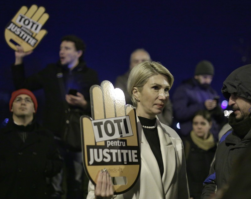 Noi proteste la Parlament față de modificarea legilor justiției. Opoziția, din nou în stradă | FOTO