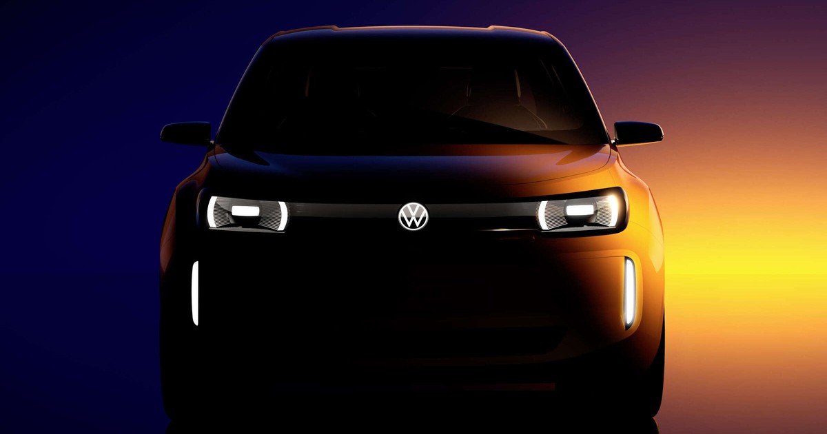 O mașinp electrică Volkswagen, într-o poză de prezentare, cu farurile aprinse, pe un fundal albastru cu galben.