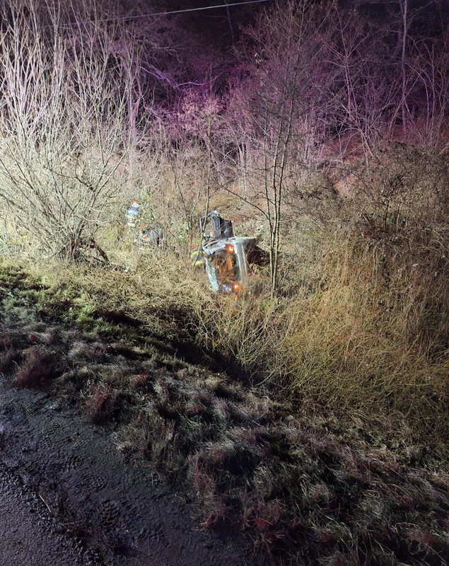 Șase adolescenți s-au răsturnat cu mașina condusă de un șofer de 19 ani la Hula Bradului, în Sibiu. Toți au ajuns răniți la spital