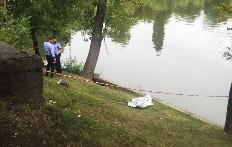 Cadavrul unei femei, descoperit în lacul Herăstrău din Capitală. Polițiștii au deschis o anchetă, pentru a stabili cauza morții