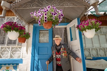 Casa moșului Ioil e aranjată și decorată cu flori