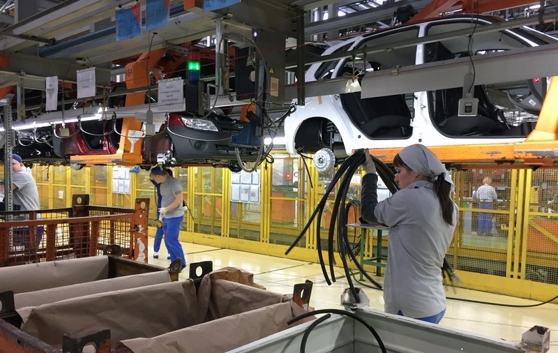 Cât plătește cel mai mare producător auto din Rusia ca să convingă angajații să își dea demisia. Motivul deciziei
