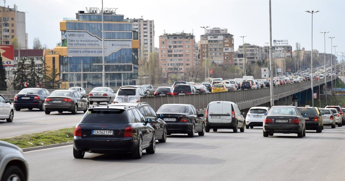 Șoferii din Bulgaria mergând cu mașina pe o stradă aglomerată de la periferia Sofiei