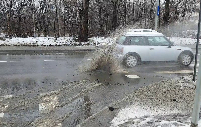 VIDEO/ Groapa nimănui face praf roata autoturismului! Un crater apărut de câteva săptămâni pe o stradă din Capitală este pasat de la o instituţie la alta
