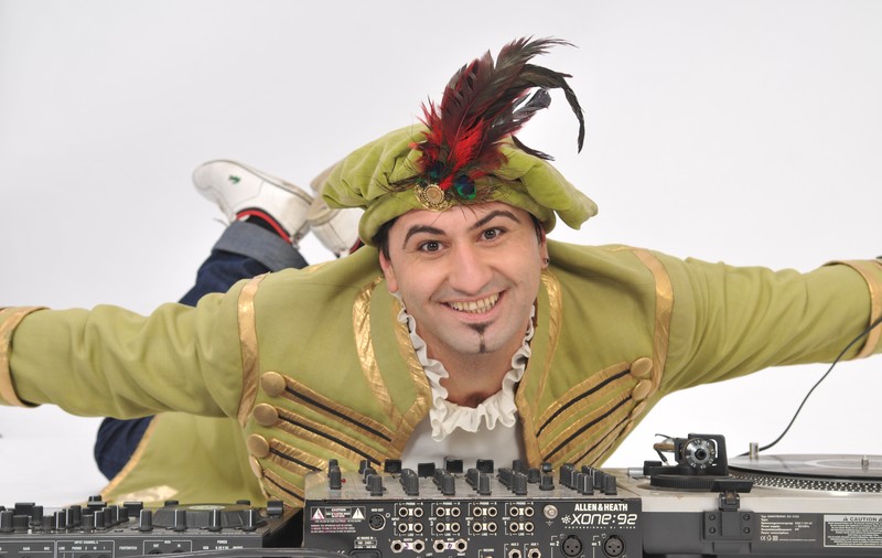 Dj Jungle şi-a îmbătat prietenii servindu-le muşchi de porc gătit în whisky