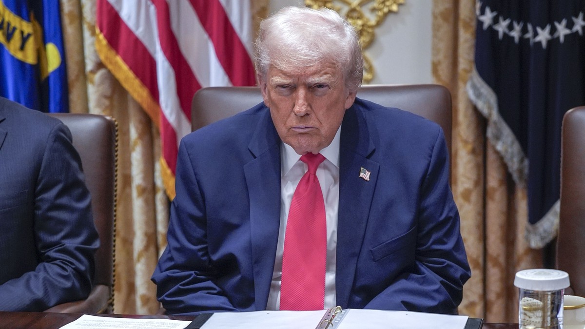 Donald Trump într-o conferință de presă pe 2 decembrie, stă încruntat la biroul de la Casa Albă.