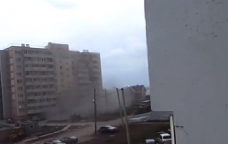 Cadeee! O macara a distrus balcoanele unui bloc de 9 etaje şi a făcut praf maşinile din parcare! | VIDEO