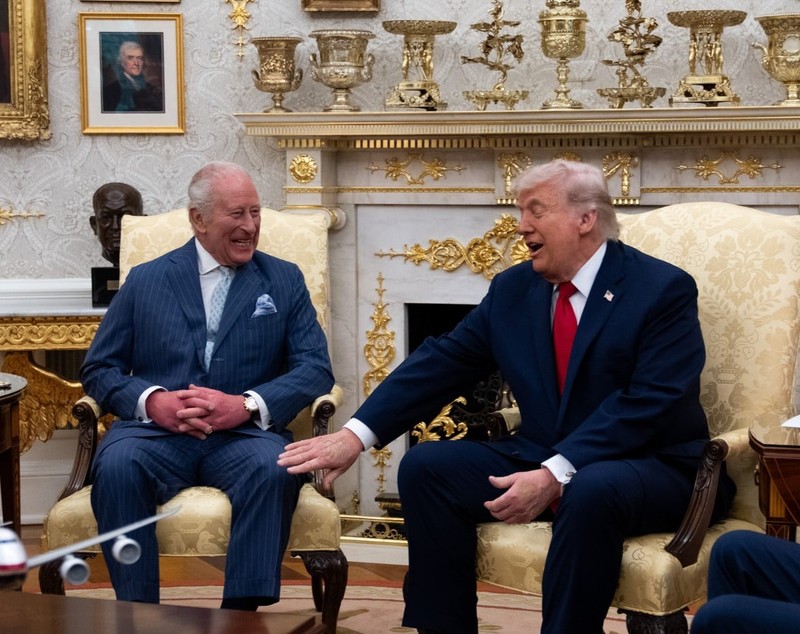 Regele Charles al III-lea, primit cu fast la Casa Albă. Donald Trump laudă „relaţia specială” cu Regatul Unit și face glume: „Ce zi britanică frumoasă”