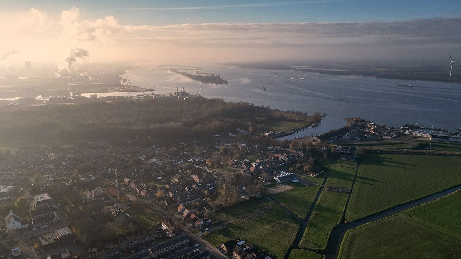 O vedere aeriană a localității Moerdijk din Olanda. Un plan de extindere a portului și a zonei industriale din apropiere prevede evacuarea și demolarea satului