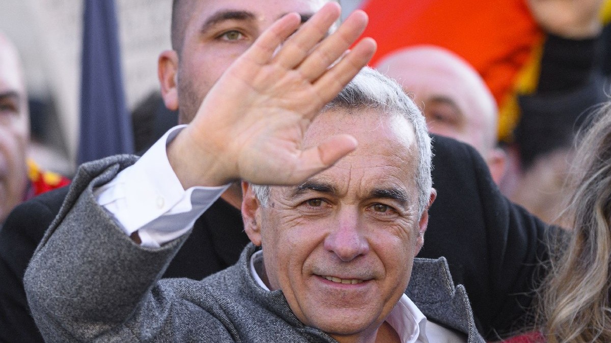 Călin Georgescu zâmbește și le face cu mâna admiratorilor săi