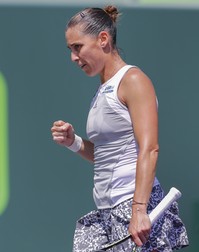 epa04685937 Flavia Pennetta of Italy reacts against Victoria Azarenka of Belarus during a third round match at the Miami Open tennis tournament on Key Biscayne, Miami, Florida, USA, 29 March 2015. EPA/ERIK S. LESSER