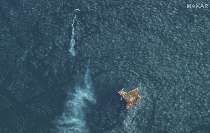 O navă rusească scapă, la limită, de o lovitură a unei rachete ucrainene lângă Insula Șerpilor. Imagini din satelit