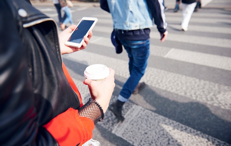 Proiect de lege | Pietonii, amendați dacă stau cu ochii în telefon când traversează strada